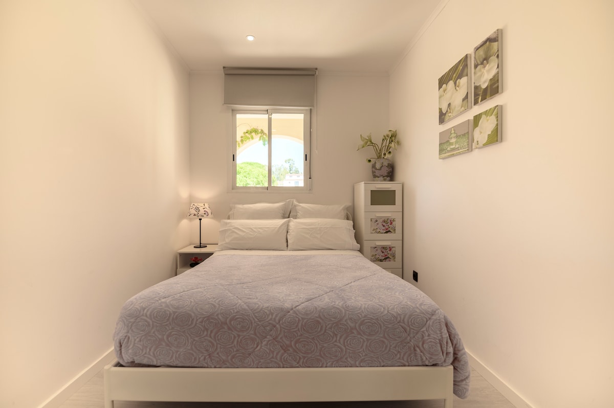 ห้องนอน 3 - เตียงคู่ 1 หลัง ตัวเลือกในการวางเตียงเด็กอ่อน