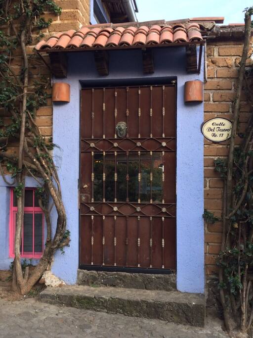 Puerta de entrada. Entrance door.
