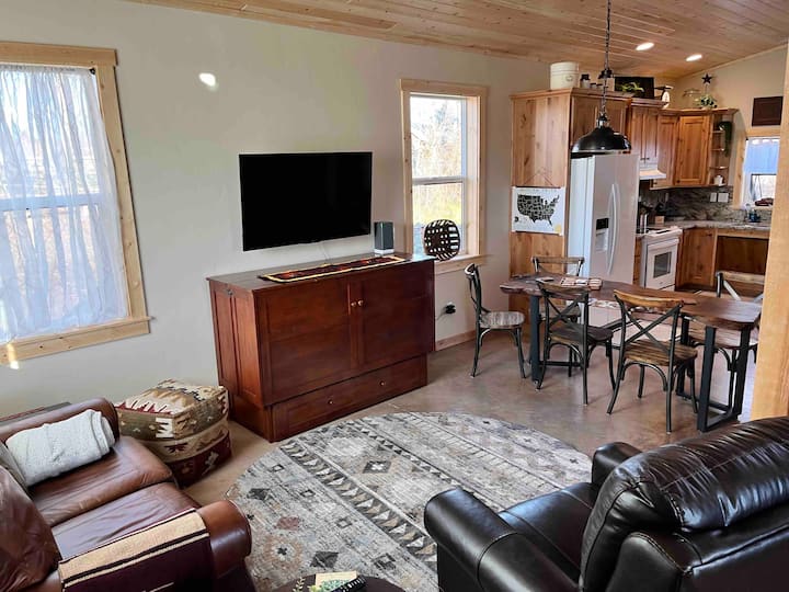 Kitanda cha Murphy kiko sebuleni.