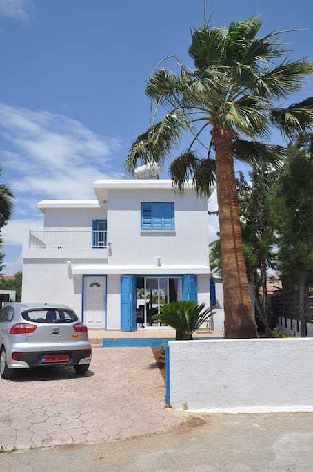 Front villa with private parking space