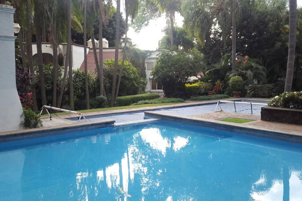 La alberca es de uso común para todos los condominios.