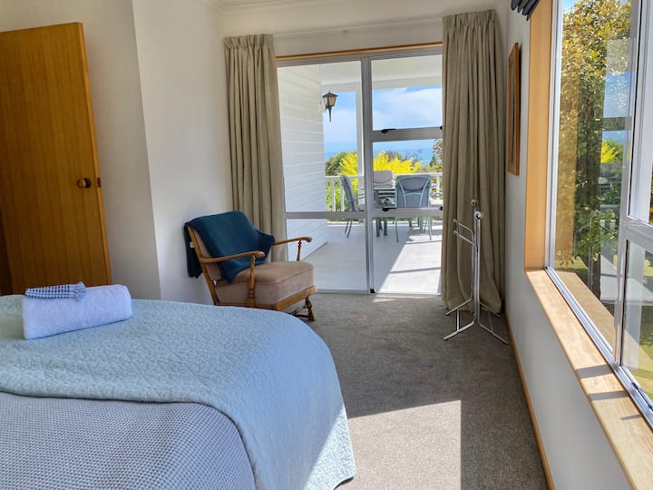 חדר שינה 2 , יש יוקרה של שמש בבוקר וכיסא מקסים כדי ליהנות מהשלווה, מהנופים ומהאור של הבוקר 