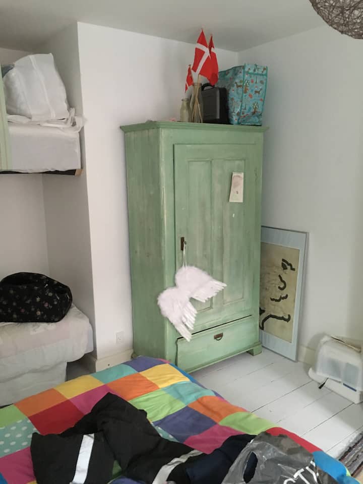 Bazë me lodra në dhomën e gjumit