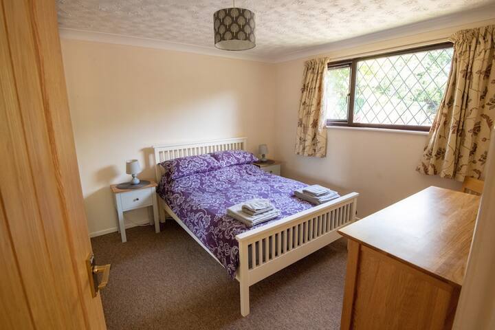 This room offers a super comfortable double bed, large fitted mirrored wardrobes, chest of drawers and bedside tables with lamps. It has a radiator which heats the room beautifully and there are windows which are easy to open. 