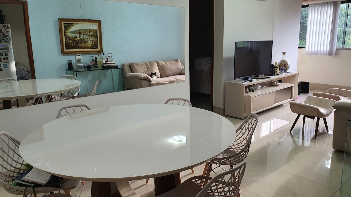 Chumba cha kulia chakula na televisheni zilizo na kiyoyozi 