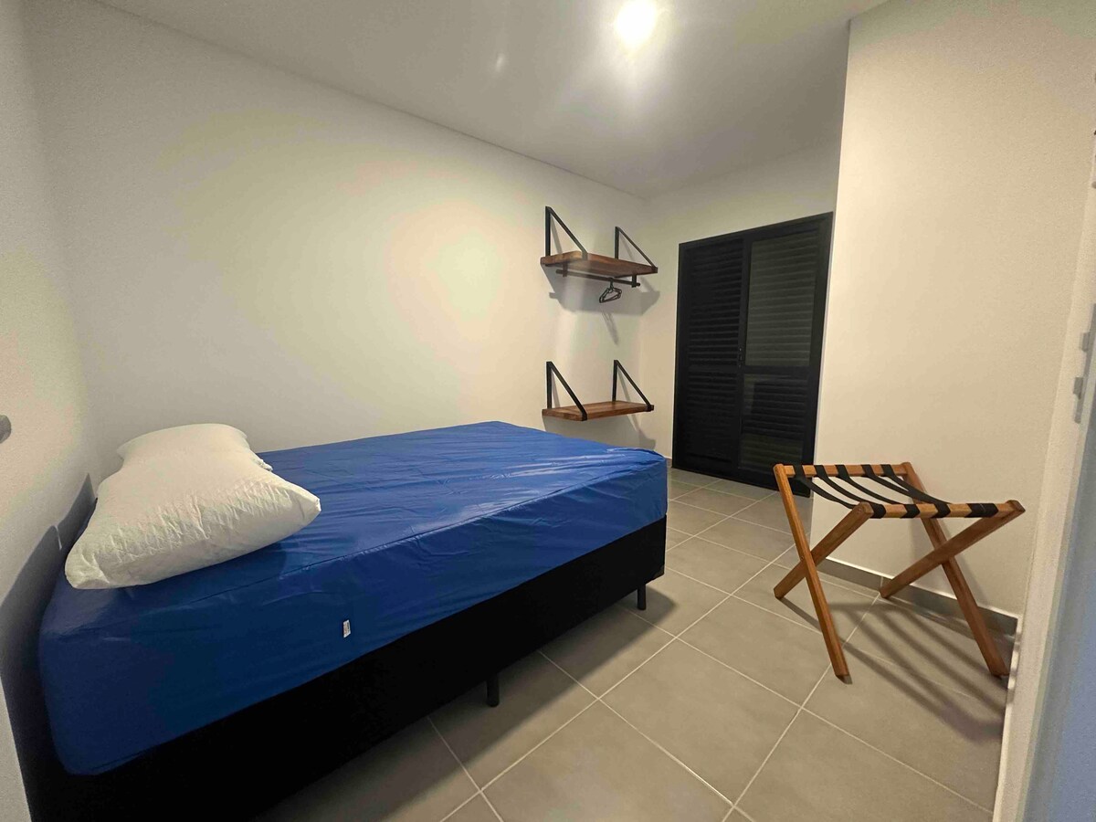 Јасен главен апартман (спална соба 1), пространа со контра врата и балкон. Дупли кревет во кутија, нов душек со заштитна прекривка за да се обезбеди дезинфекција. Перници. Розови шкафови од масивно дрво, закачалки, полица за багаж. Со сосема нов клима уред. 