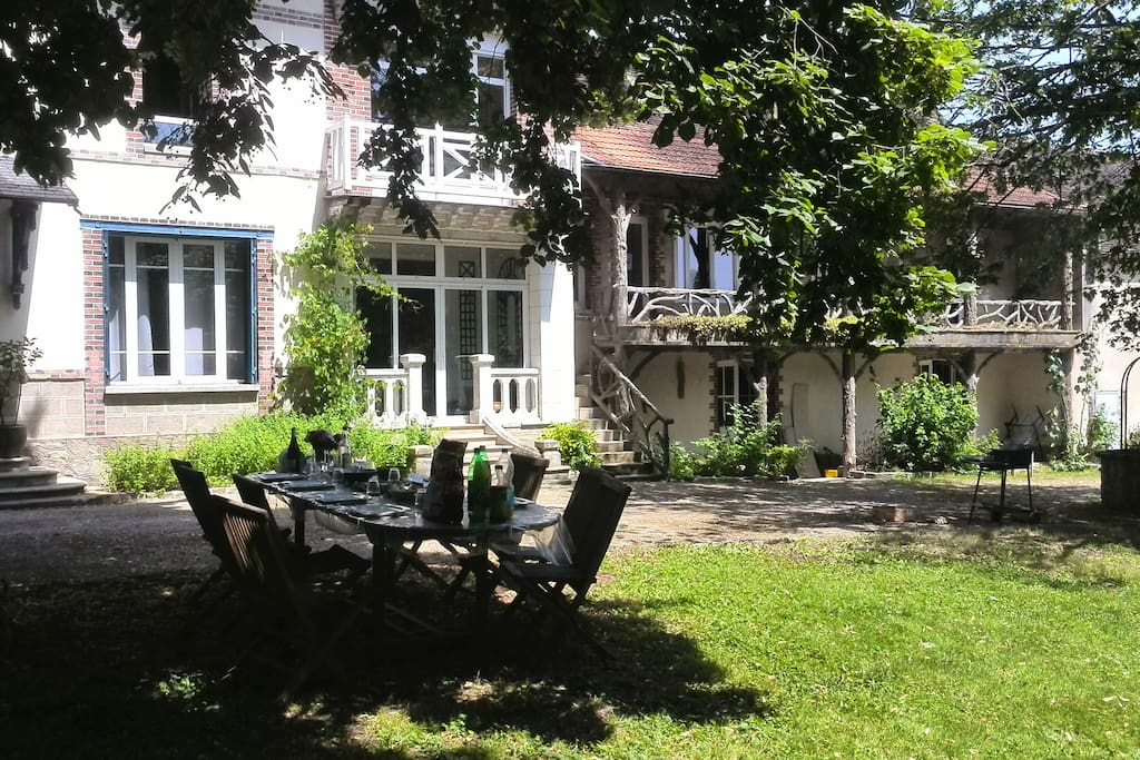Table de jardin à l'ombre d'un tilleul.
