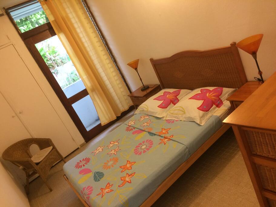 Chambre climatisée deux personnes avec vue sur le jardin