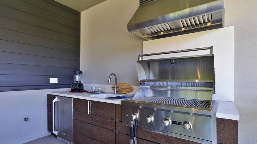 Luana 14D~ Villa with Garage, BBQ & Pool Access gallery image 5