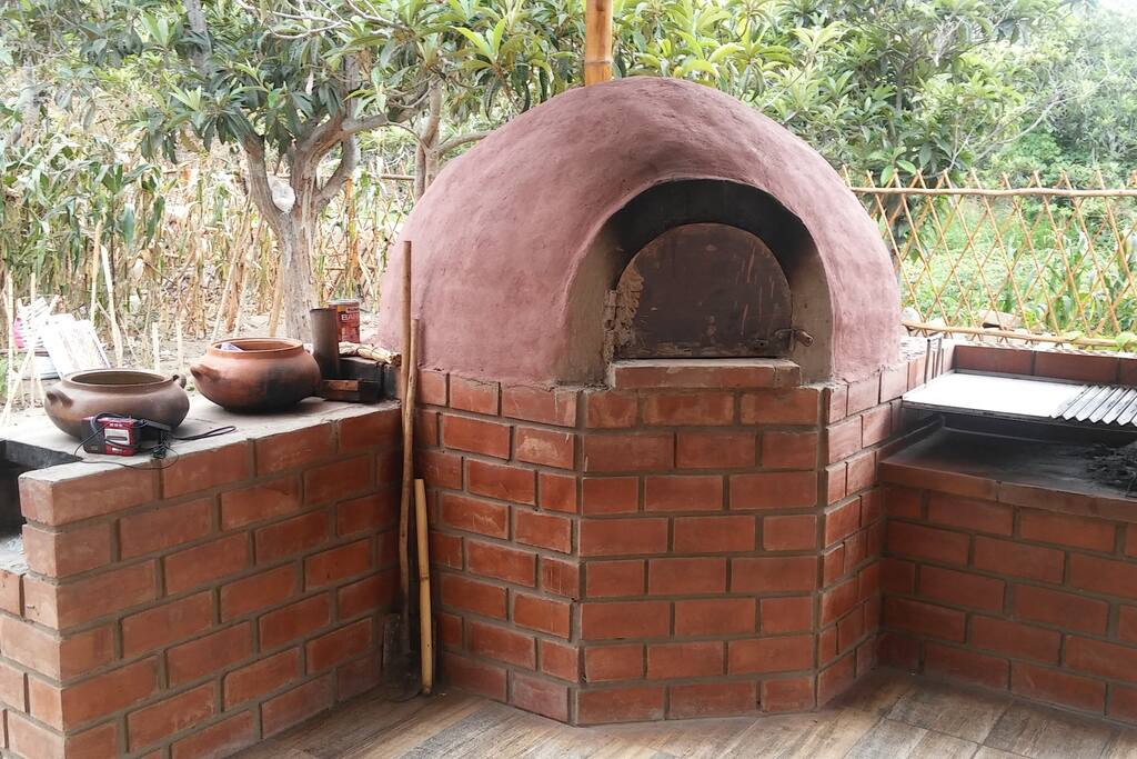 Cocina artesanal con horno y parrilla.
