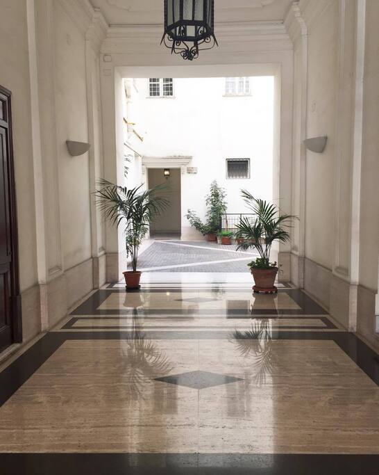 Ingresso principale\\ Cortile