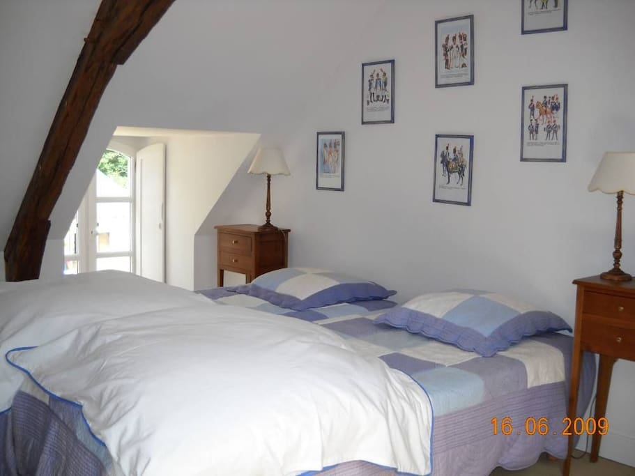 chambre 3: 2 lits simples, salle de douche et WC accolés