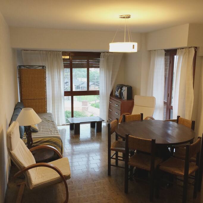 Living comedor con vista al bosque y al mar