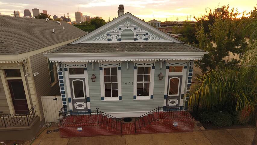 Walk to Bourbon/French Quarter 6 beds gallery image 4