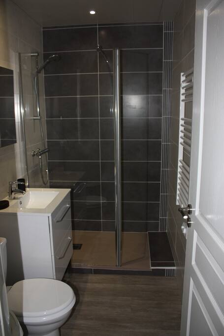 Douche à l'italienne spacieuse