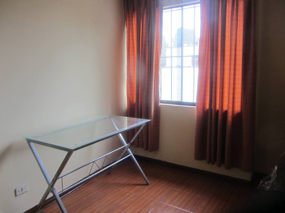 Amplio dormitorio, amoblado con Escritorio