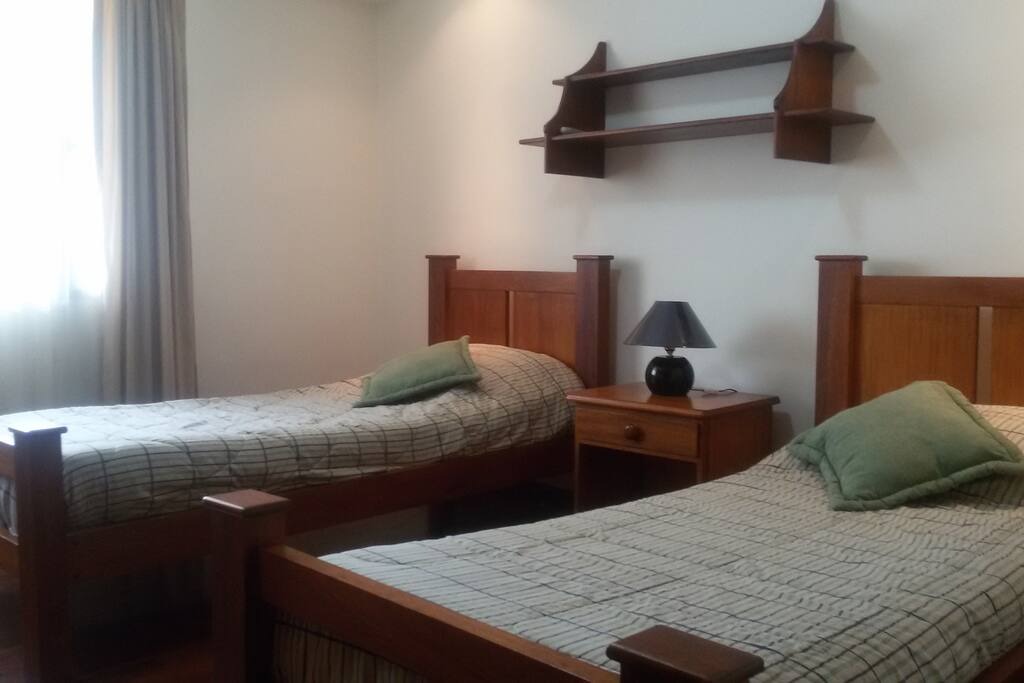 Dormitorio con 2 cama individuales