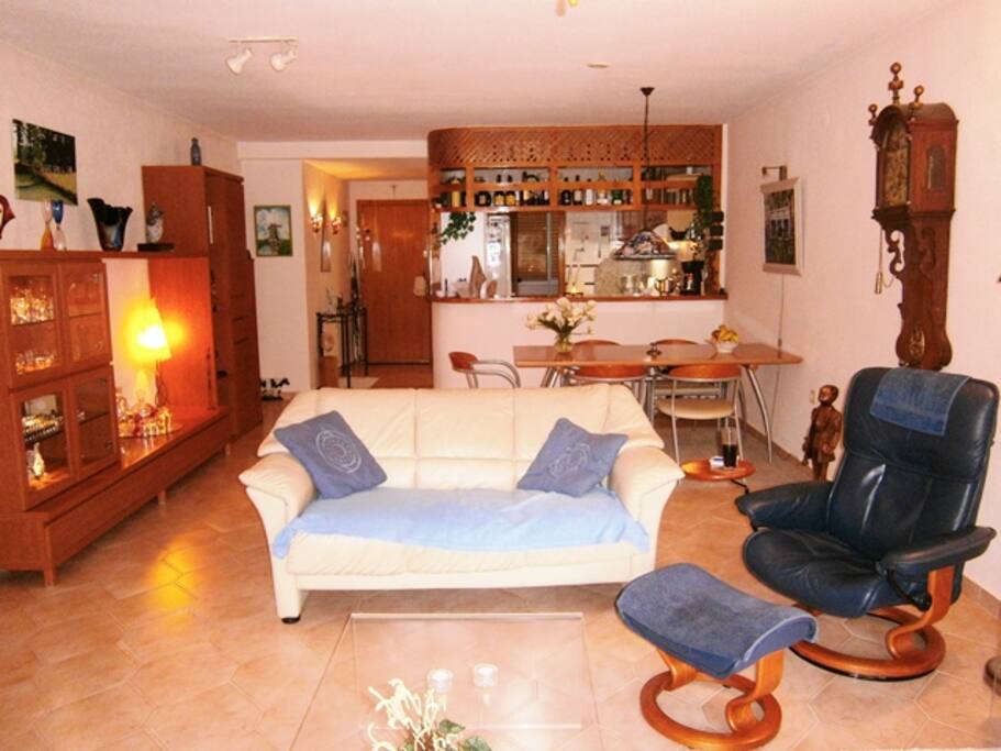 le salon va être refait et proposera un canape lit de 160 cm de large