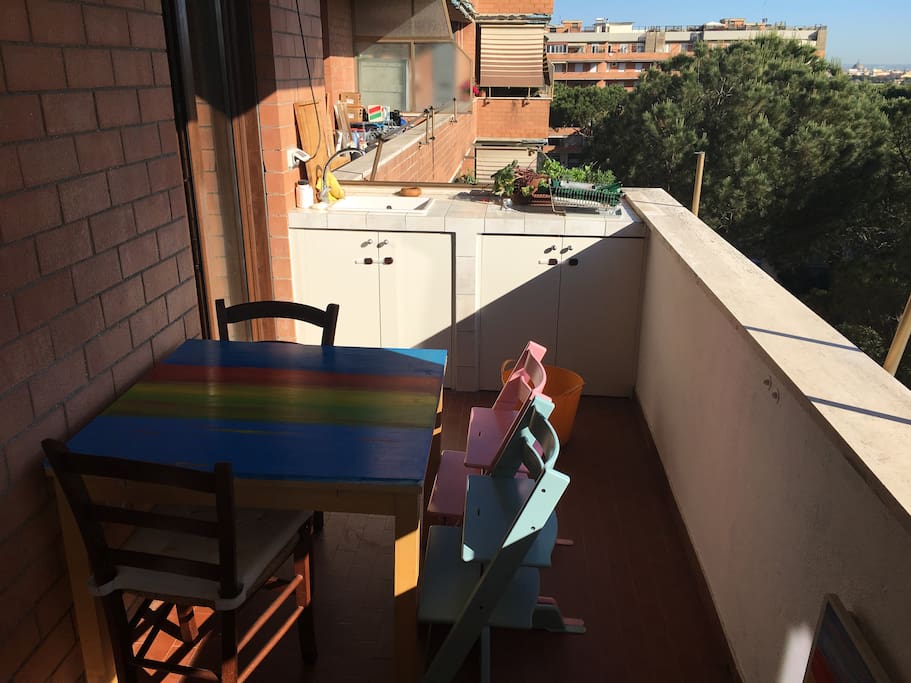 balcone con tavolo e lavandino esterno