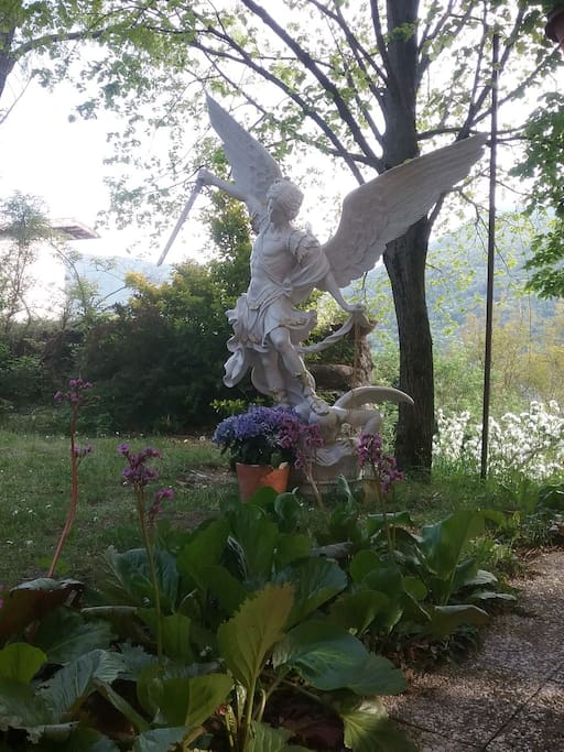 Arcangelo San Michele,in giardino