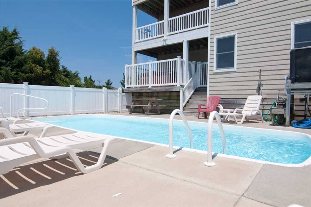 SN32: Stella Maris | Pool Area