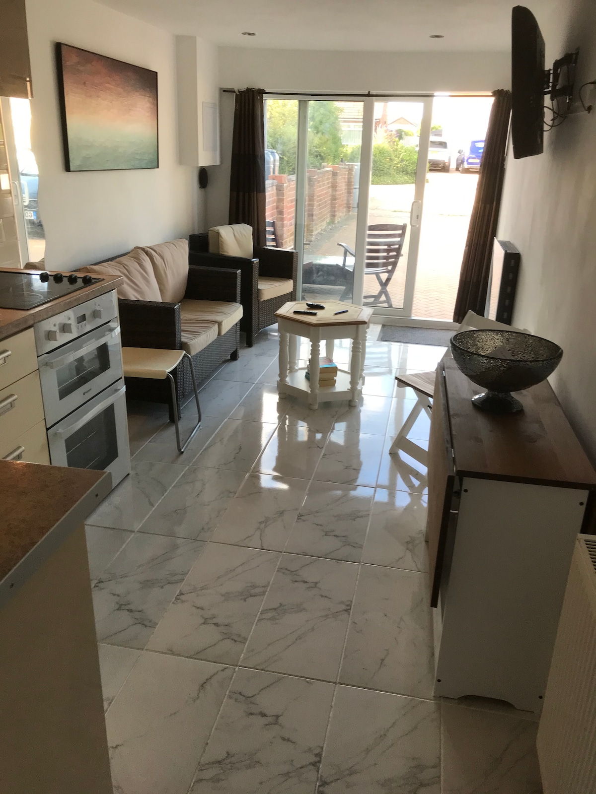 Поглед кон предниот дел на станот од вратата на спалната соба