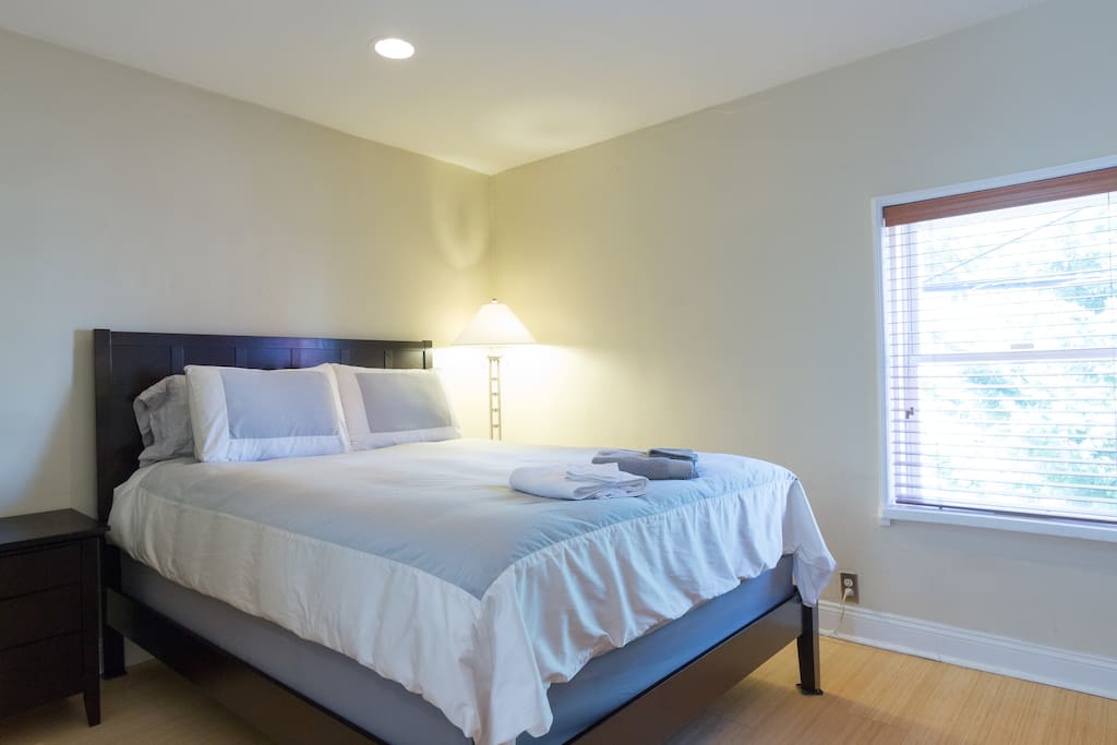 Queen bed, beauty rest mattress and hotel luxury sheets.
