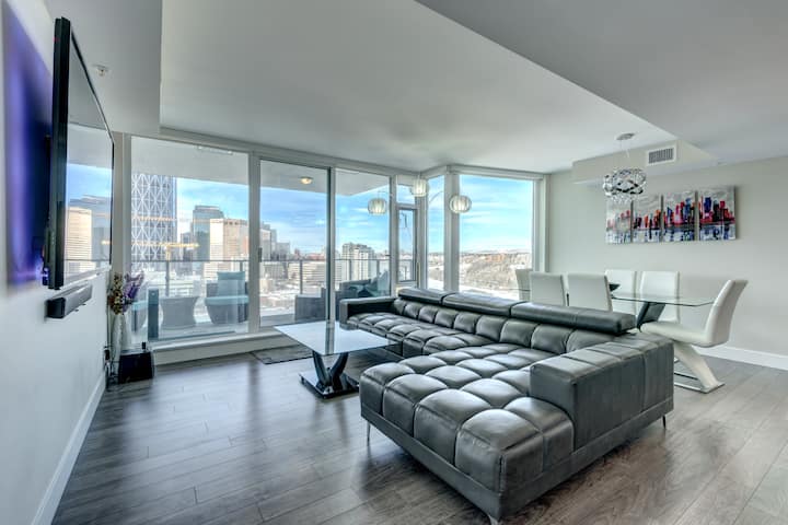 Luxury Downtown Riverfront Condo. Free U/G Parking