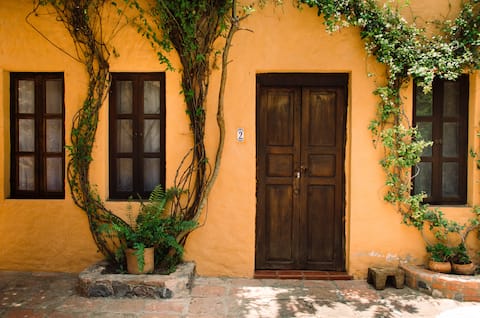 Top Airbnb: (2) Beautiful Apartment in Historic City Center in Barrio De La Cruz
