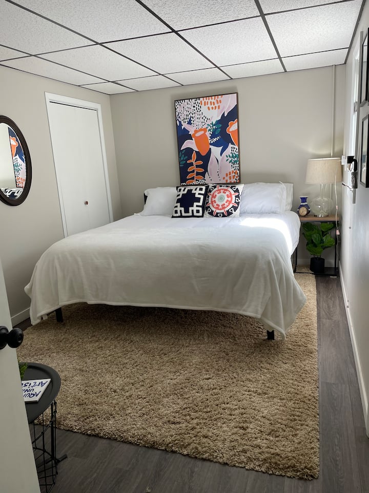 เตียงขนาดคิงไซส์ที่สะดวกสบายพร้อมวิวสนามกอล์ฟที่สวยงาม