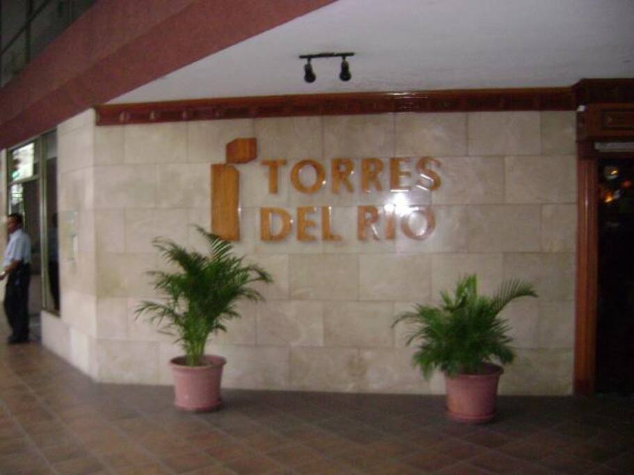 la entrada del edificio torre A