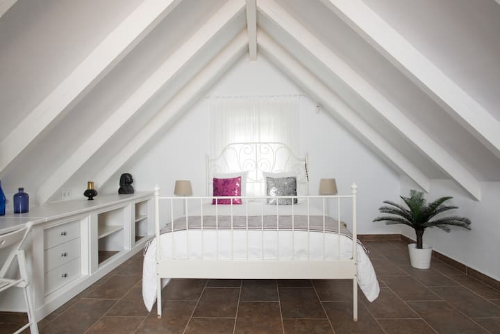 Cozy Loft with private footpath to the Beach