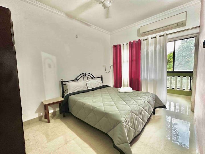 寝室2 （バルコニー、蚊帳、食器棚付きクイーンサイズベッド） 