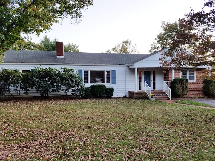 Welcoming Family Home: Walk To 1st & Main, Near Vt - Blacksburg, VA