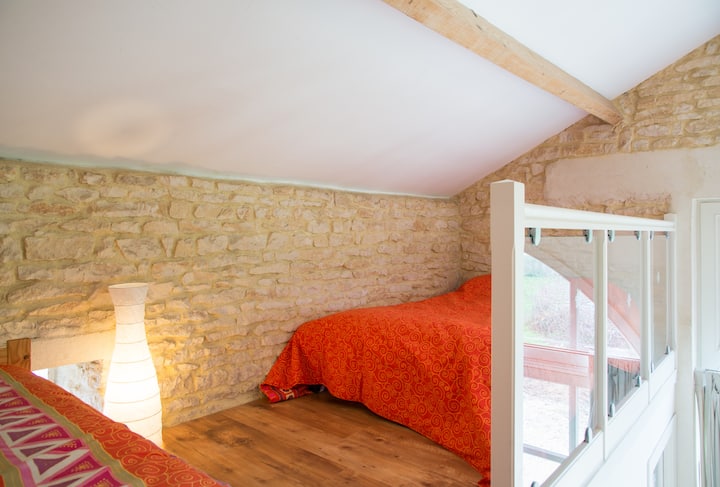 Кауч + едноставно осветлен