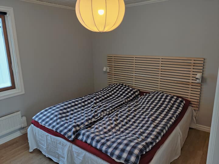 Veća spavaća soba, krevet širine 180 cm. Ormar je u spavaćoj sobi.