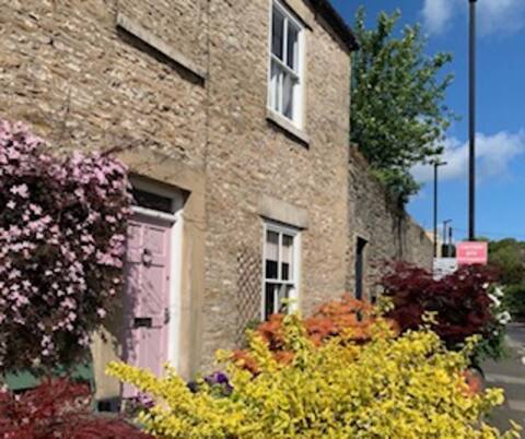 SECRET GARDEN Grade 2 listed cottage with Hot Tub