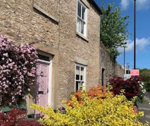 Successful Airbnb property: SECRET GARDEN Grade 2 listed cottage with Hot Tub in Richmond