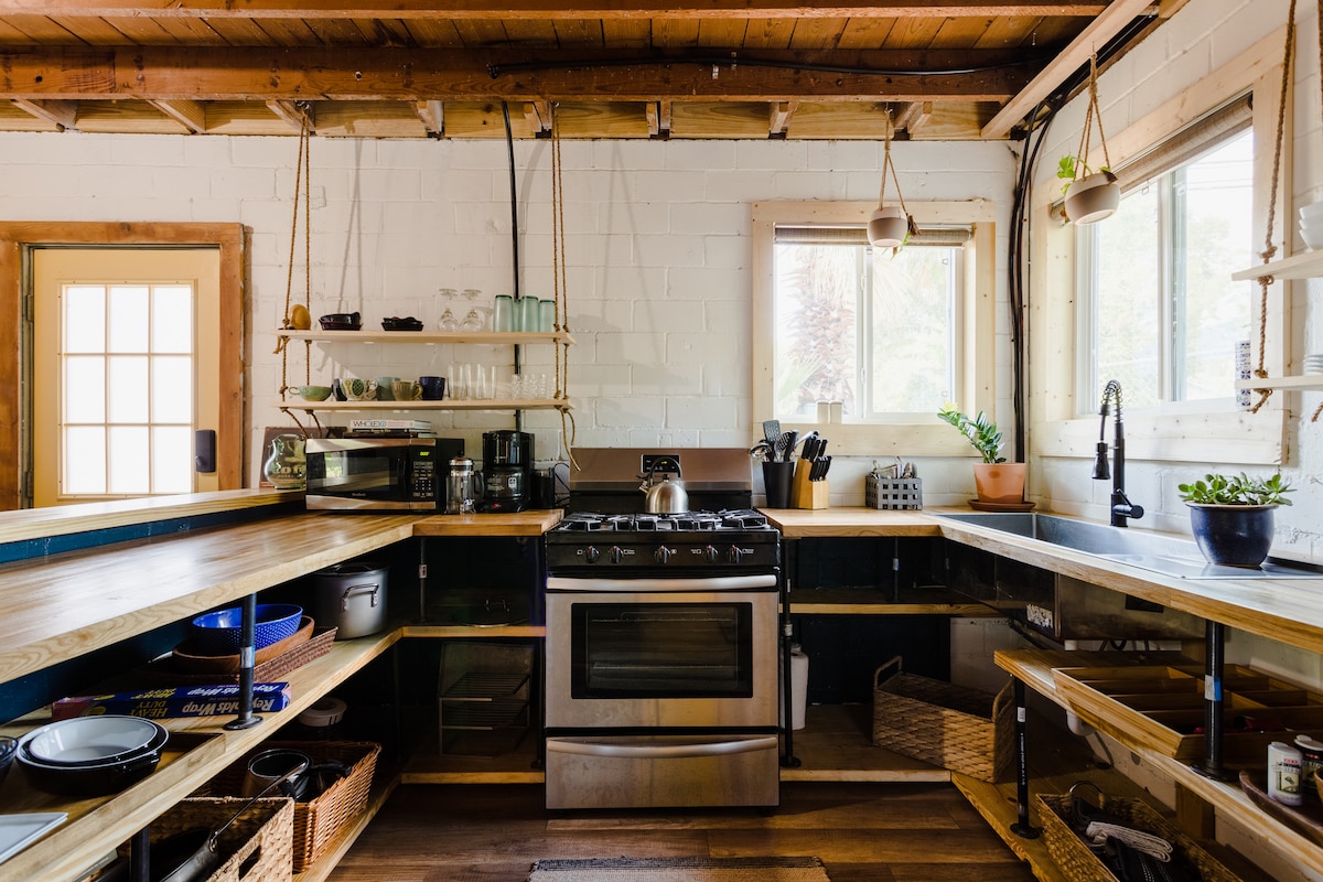 Urban Cottage  | Free Bikes | East Austin Stay