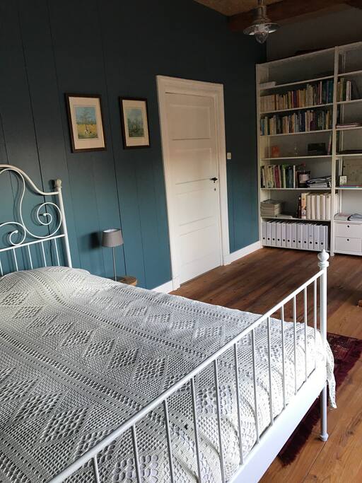 Slaapkamer boven met tweepersoonsbed. Twee matrassen.