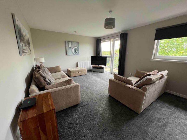 Lovely 2 Bedroom Top Floor Flat With Free Parking - Falkirk