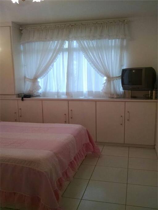 Quarto: Sapateira + TV