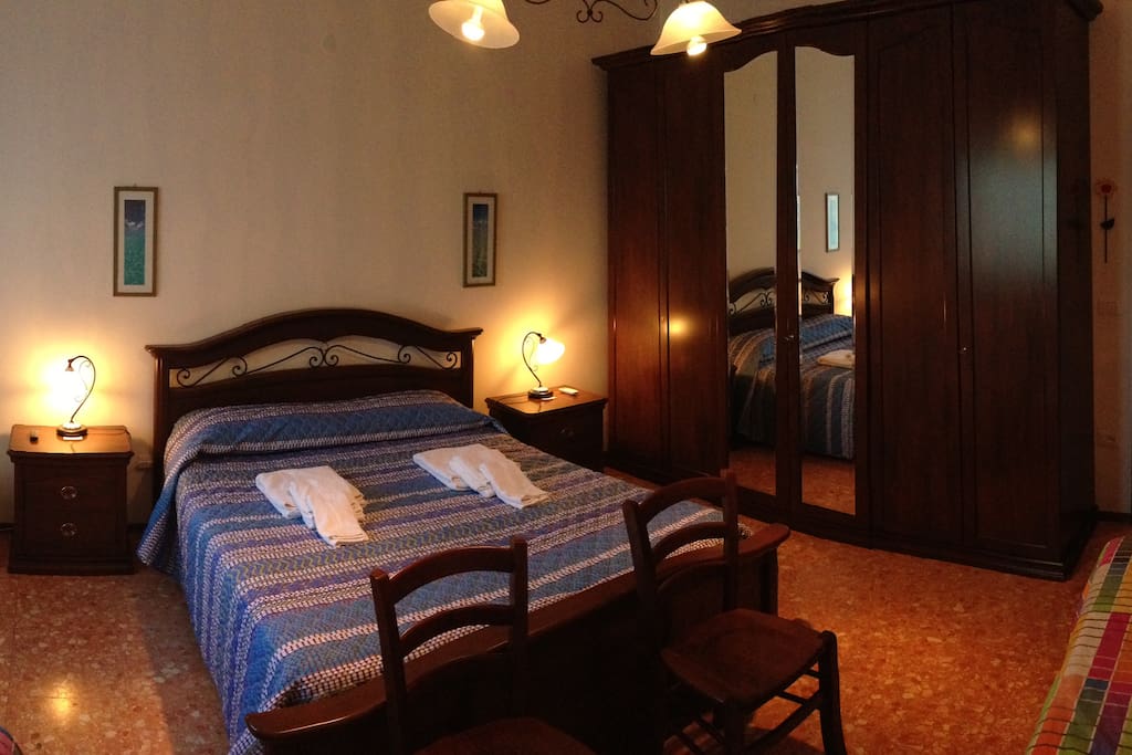 Camera da letto quadrupla (18 mq.) con un letto matrimoniale e due letti singoli: foto 1