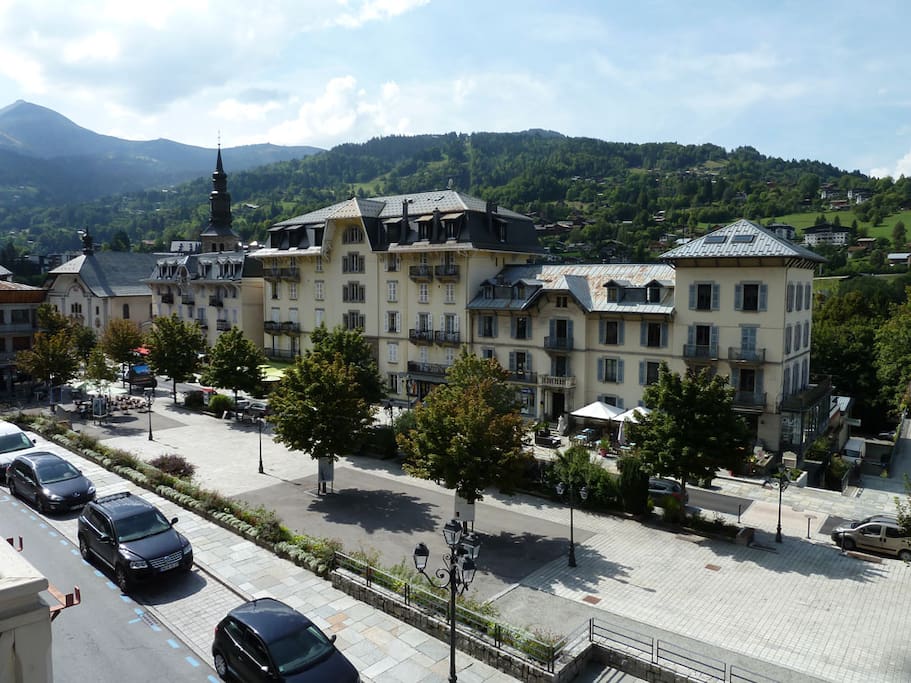 Vue depuis la Pièce principale (Eté) - - Place de Saint-Gervais, Eglise, Mont Joux et Mont Joly
