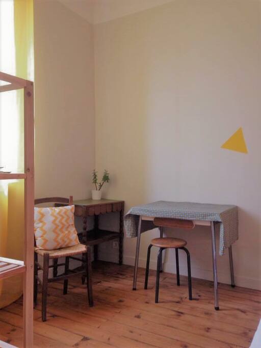 la chambre est spacieuse, vous y disposez d'un petit bureau ...