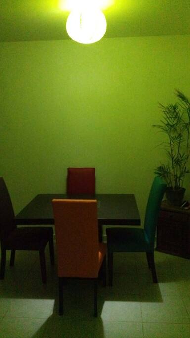 PARTE DE LA SALA DONDE ENCUENTRAS UNA PEQUEÑA MESA PARA CUATRO PERSONAS PARA TOMAR EL DESAYUNO