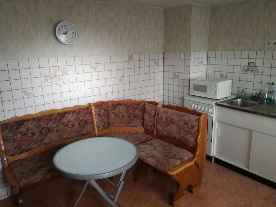 Küche mit Umluftherd Kühlschrank und Mikrowelle