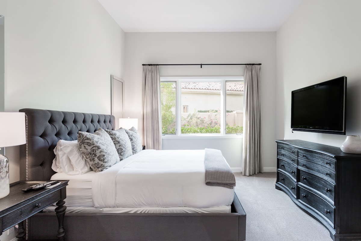 Phòng ngủ 1 với giường Cal King và phòng tắm riêng.