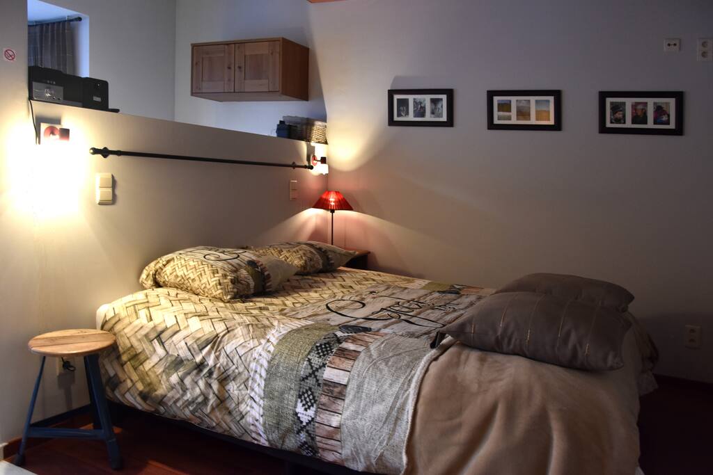 Big room with double bed, small hifi and everything you need to pauze from your visit in Ghent. Cool, north-orientated and quiet (almost no traffic).