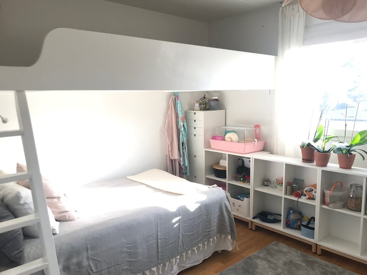 Spálňa na najvyššom poschodí s 2 lôžkami (105 cm), kreslom a stolom